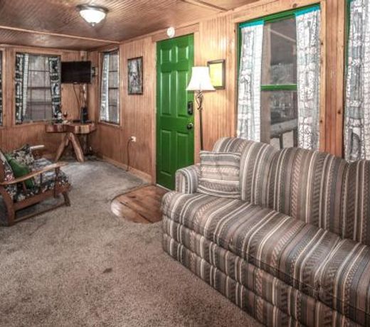 Bear Den, 3 Bedrooms, Front Porch, Midtown, Sleeps 7