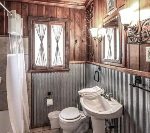 Country Cabin, 2 Bedrooms, Fireplace, Midtown, Sleeps 6