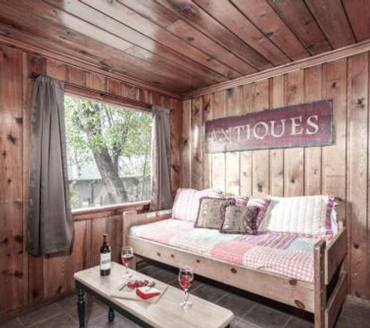 Cozy Cabin, 2 Bedrooms, Fireplace, Midtown, Sleeps 5
