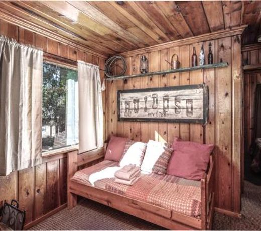 Perfect Cabin, 2 Bedrooms, Fireplace, Midtown, Sleeps 5