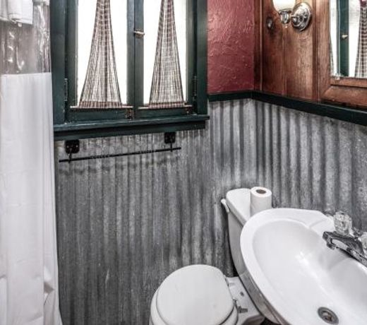 Perfect Cabin, 2 Bedrooms, Fireplace, Midtown, Sleeps 5