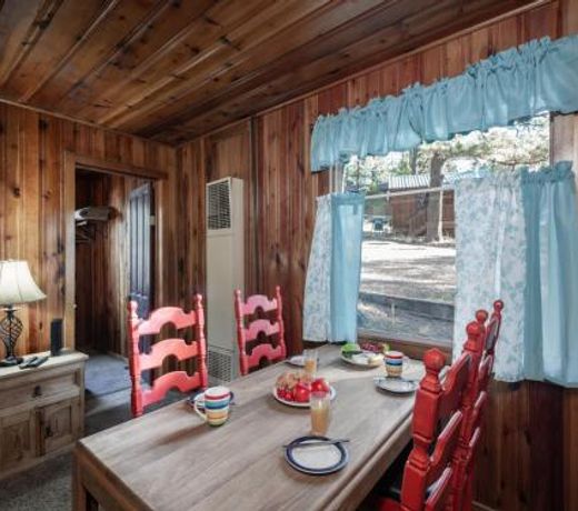 Pine Cabin, 2 Bedrooms, Fireplace, Midtown, Sleeps 6