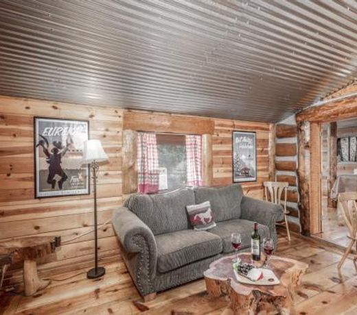 Sleeping Bear, 2 Bedrooms, Front Deck, Midtown, Sleeps 6