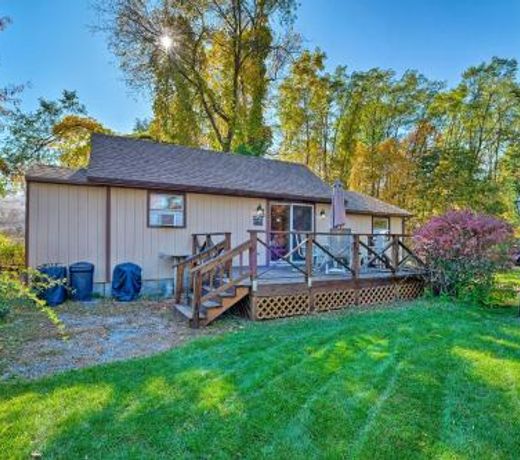 Bolton Landing Cottage with Deck - Walk to Beach!