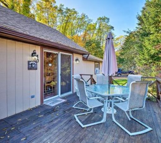 Bolton Landing Cottage with Deck - Walk to Beach!