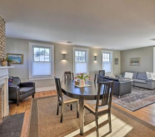 Bright 2nd-Floor Apt - half Mi to Greenport Harbor!