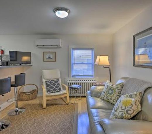 Quaint DT Greenport Apt - 2 Mi to Shelter Island!