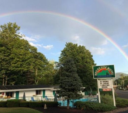 Brookside Motel & Cabins