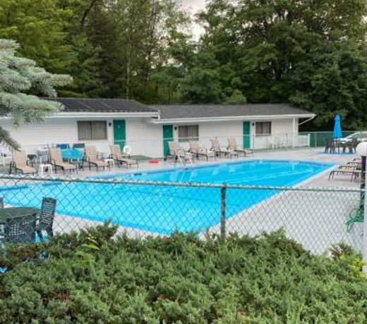 Brookside Motel & Cabins