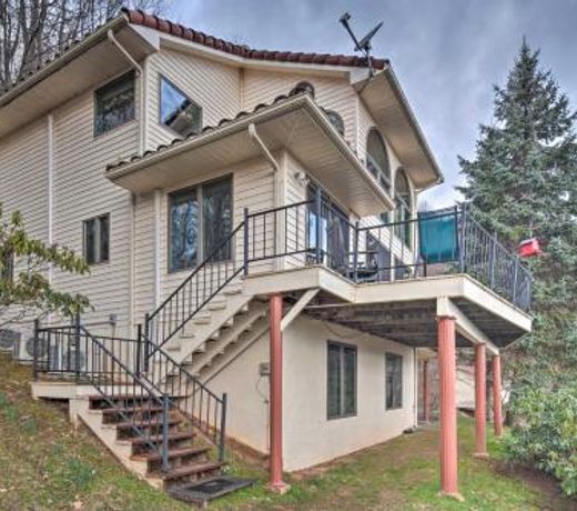 Burnsville Hideaway with Deck and Panoramic Mtn Views