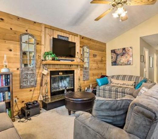 Burnsville Cottage with Deck and Blue Ridge Mtn Views!