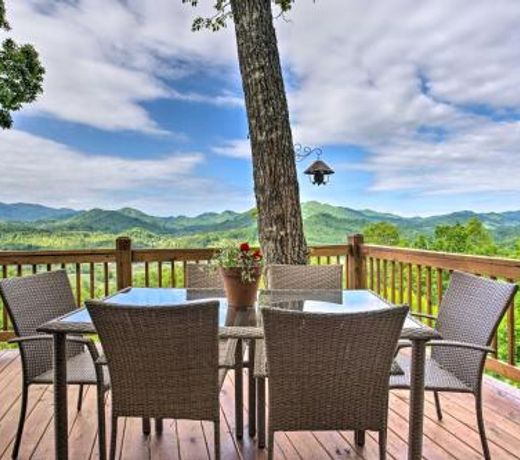 Burnsville Cottage with Deck and Blue Ridge Mtn Views!