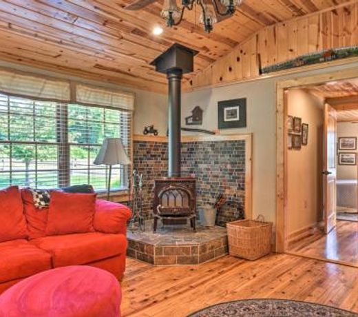 Spacious Glade Valley House with Mountain Scenery!