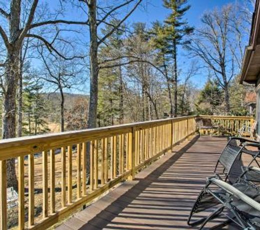 Hendersonville Cabin with Deck - Near Asheville!
