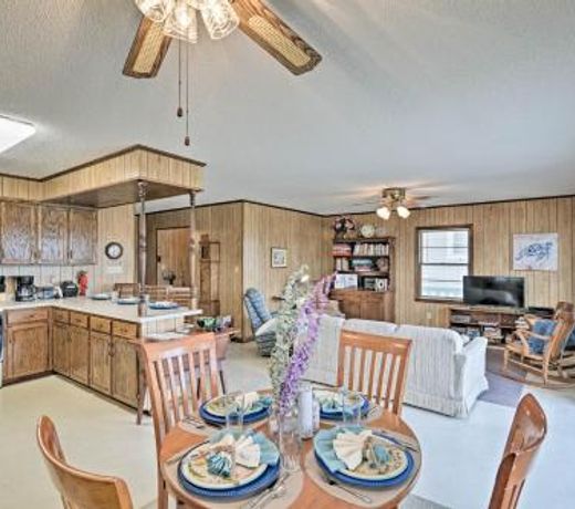 Pet-Friendly Second Row House Steps to Beach!