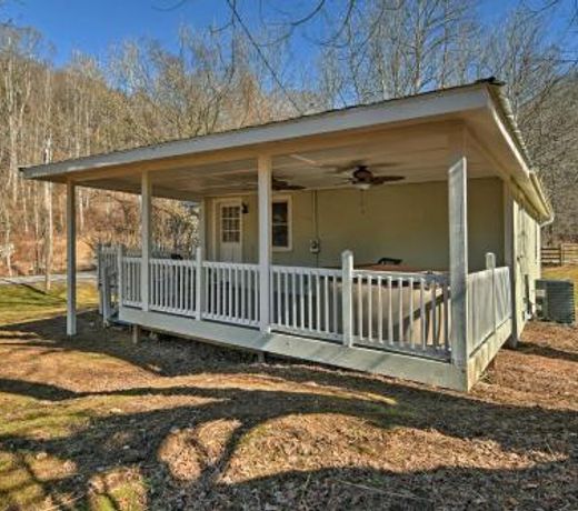 Secluded Marshall Cottage with Hot Tub and Mtn Views!