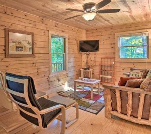 Secluded Cabin with Deck 13 Miles to Downtown Murphy