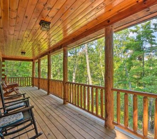 Secluded Cabin with Deck 13 Miles to Downtown Murphy