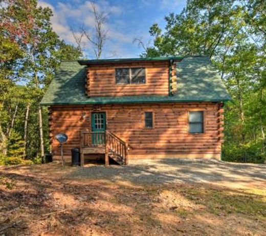 Secluded Cabin with Deck 13 Miles to Downtown Murphy