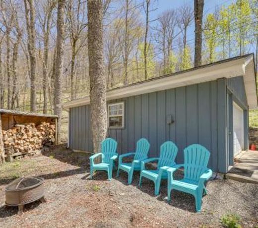 Mountaintop Wolf Laurel Home with Views and Amenities!