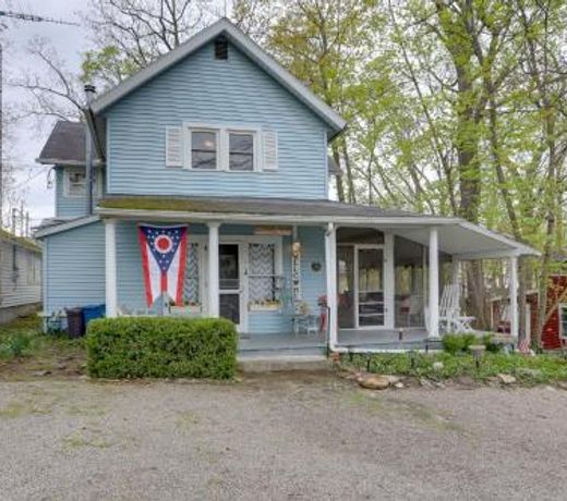 Spacious Lakeside Cottage - 2 Miles to Marblehead!