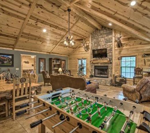 Lavish Cabin with Hot Tub and Deck Near Broken Bow Lake