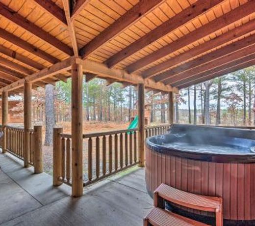 Lavish Cabin with Hot Tub and Deck Near Broken Bow Lake