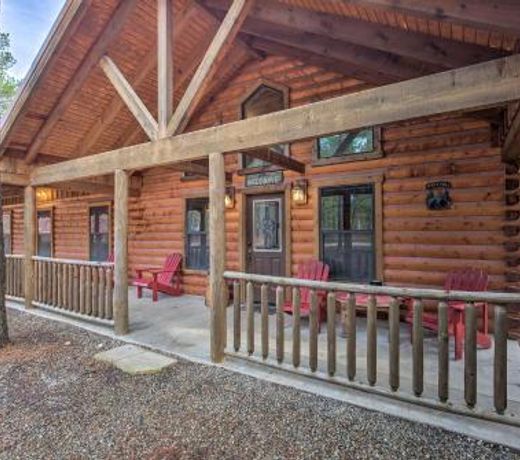 Lavish Cabin with Hot Tub and Deck Near Broken Bow Lake