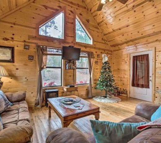 Broken Bow Cabin with Hot Tub and Fire Pit By Lake