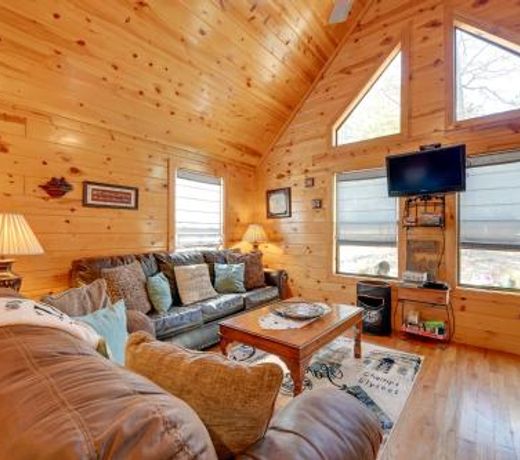 Broken Bow Cabin with Hot Tub and Fire Pit By Lake