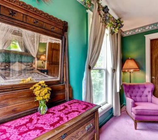 Astoria Painted Lady Historic Apt with River View!