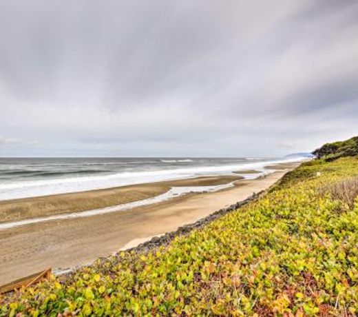 Spacious Resort Condo - Steps to Lincoln Beach!