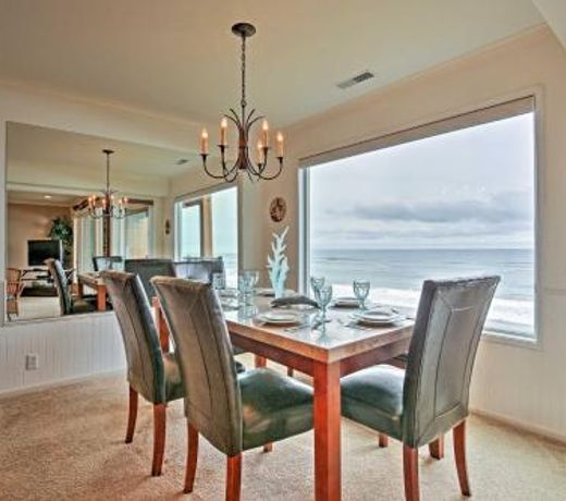 Charming Lincoln City Condo with Pool - Ocean View!