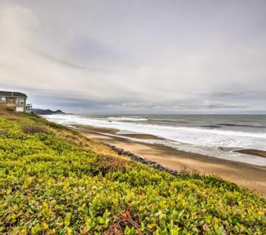 Charming Lincoln City Condo with Pool - Ocean View!