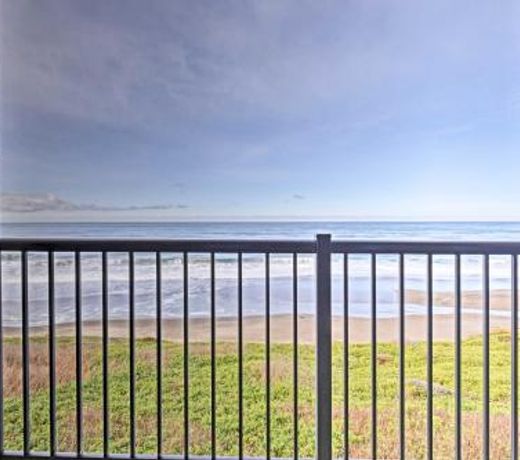 Charming Lincoln City Condo with Pool - Ocean View!