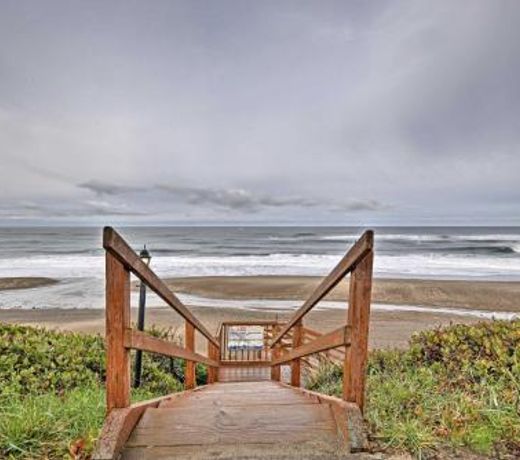 Lincoln Condo with Patio and Pool Access -Walk to Beach