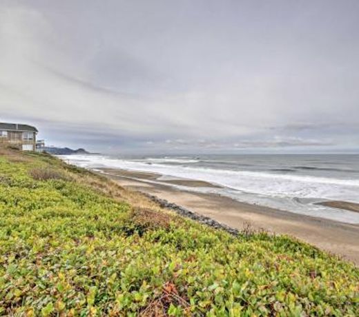 Lincoln Condo with Patio and Pool Access -Walk to Beach