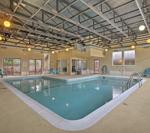Lincoln Condo with Patio and Pool Access -Walk to Beach