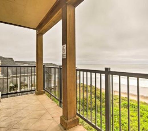 Oceanfront Lincoln City Condo with Pool and Sauna