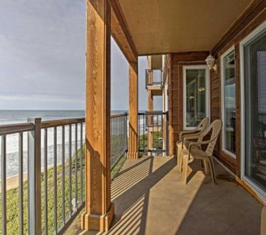 2BR Lincoln City Condo with Patio and Ocean Views!