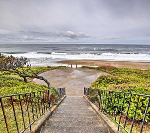 Oceanfront Oregon Getaway - Steps to Lincoln Beach