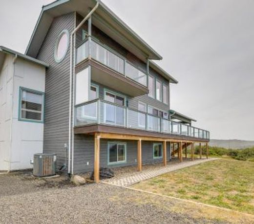 Oceanfront Home with Hot Tub and Sauna, 8 Mi to Newport