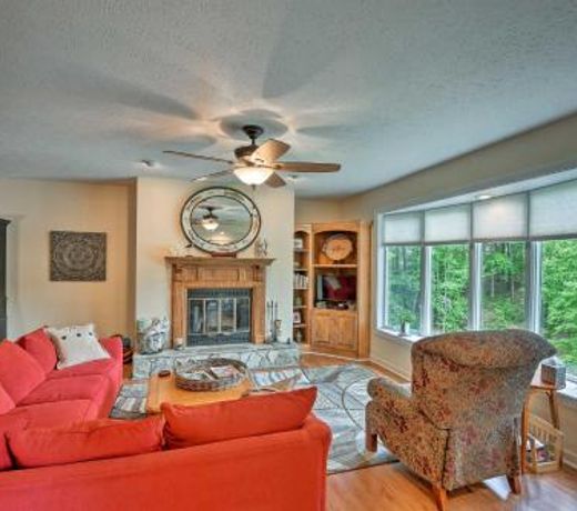 Lakefront Condo with Resort-Style Amenities and Marina