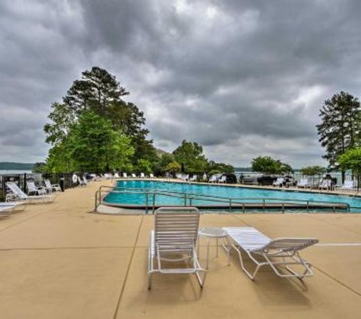 Lakefront Condo with Resort-Style Amenities and Marina