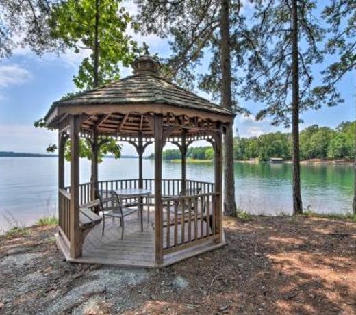 Condo on Lake Keowee with Resort Amenities, Pool