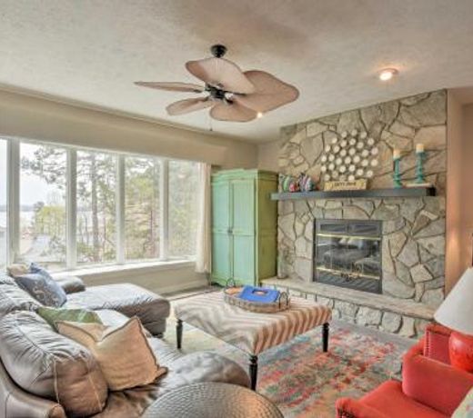 Lake Keowee Resort Condo with Balcony and Pool Access!