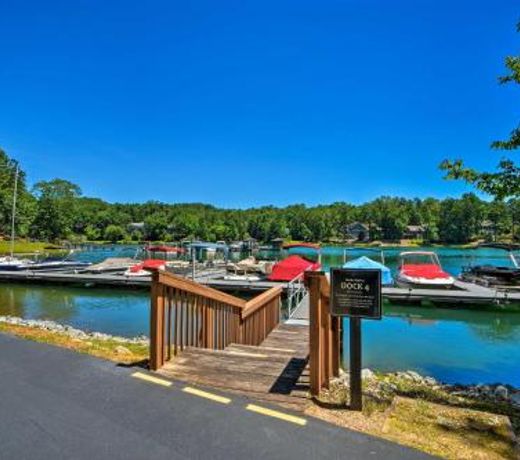 Lake Keowee Resort Condo with Balcony and Pool Access!