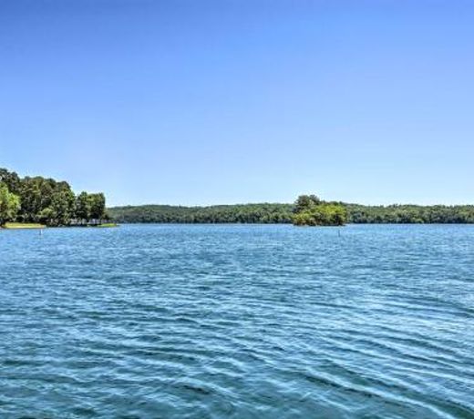 Lake Keowee Condo with Views and Pools and Marina!