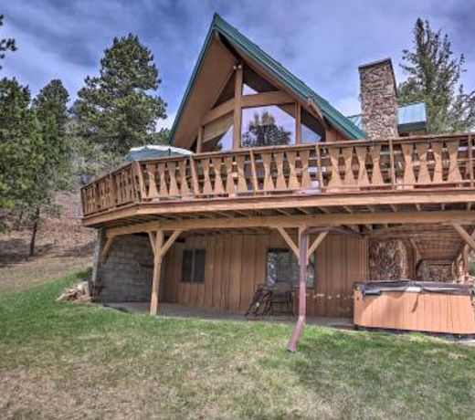Black Hills Hideaway with Wraparound Deck and Hot Tub!