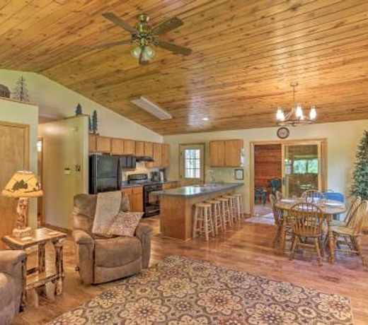 Family Cabin with Hot Tub and Patio - 9 Mi to Deadwood